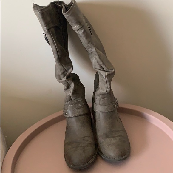 Taupe under knee flat boots - Picture 2 of 4